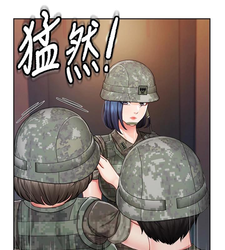 报告女班长:一根突起第29話-訓練中發情的女兵們